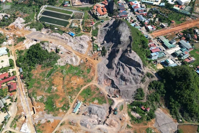 Khu vực khai thác và nghiền cát sạn tại Cụm công nghiệp Bó Bun gần Quốc lộ 6. 