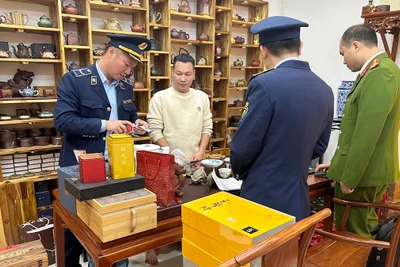 Lực lượng Quản lý thị trường tỉnh Quảng Ninh kiểm tra cửa hàng kinh doanh của Nguyễn Văn Anh ở thành phố Móng Cái.