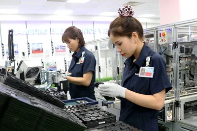 Công nhân Công ty Samsung Electronics Việt Nam (SEV), huyện Yên Phong, tỉnh Bắc Ninh kiểm tra sản phẩm. 