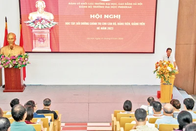 Lớp học tập, bồi dưỡng chính trị hè năm 2023 dành cho cán bộ, đảng viên, giảng viên Trường đại học Phenikaa. (Ảnh HOÀI THU)