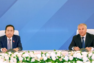 Chủ tịch Quốc hội Trần Thanh Mẫn và Chủ tịch Duma Quốc gia, Quốc hội Liên bang Nga Vyacheslav Viktorovich Volodin đồng chủ trì phiên họp. (Ảnh TTXVN) 