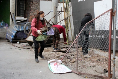 Người dân tại khu vực phường Vĩnh Phúc, quận Ba Ðình (Hà Nội) ra quân tổng vệ sinh môi trường, cải thiện cảnh quan chuẩn bị đón Tết Nguyên đán. (Ảnh ÁNH DƯƠNG)