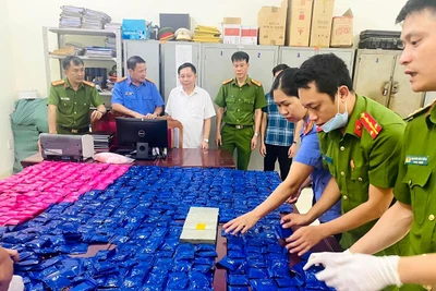 Lực lượng Công an tỉnh Sơn La phối hợp kiểm đếm, cân tịnh số lượng lớn ma túy tổng hợp thu giữ tại huyện biên giới Sông Mã.