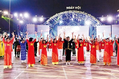 Tiết mục “Vũ điệu kết đoàn” do cán bộ, nhân dân quận Tây Hồ biểu diễn tại Ngày hội Ðại đoàn kết toàn dân tộc thành phố Hà Nội năm 2023. (Ảnh Quang Vinh)