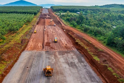 Công trường thi công cao tốc bắc-nam giai đoạn 2 đoạn Phan Thiết-Dầu Giây-Vĩnh Hảo. (Ảnh KIM CƯƠNG)
