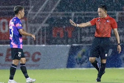Trọng tài Ngọc Châu có tình huống xử lý sai lầm trong trận Sài Gòn FC và Topenland Bình Ðịnh. (Ảnh QUANG THỊNH)