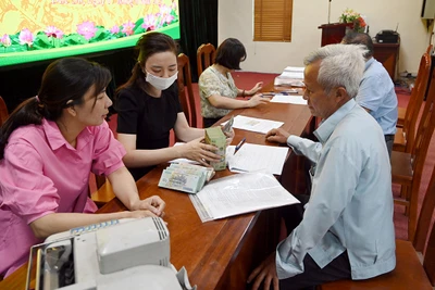 Chi trả tiền bồi thường hỗ trợ và tái định cư do xây dựng đường Vành đai 4-Vùng Thủ đô đi qua địa phận xã Ðắc Sở, huyện Hoài Ðức. (Ảnh ÐĂNG ANH)