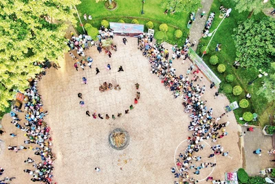 Du khách tham quan Khu bảo tồn văn hóa dân tộc Xtiêng sóc Bom Bo (huyện Bù Đăng).