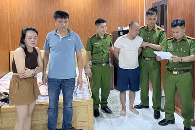 Cơ quan chức năng tiến hành khám xét nơi ở của gia đình Ðỗ Tá Vinh, ngụ tại khu phố Chùa Dận, phường Ðình Bảng, thành phố Từ Sơn, tỉnh Bắc Ninh. (Ảnh Công an Bắc Ninh cung cấp)