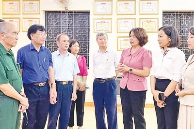 Ban Tổ chức Quận ủy Long Biên trao đổi với cán bộ, đảng viên phường Bồ Ðề về kinh nghiệm ứng dụng “Sổ tay đảng viên điện tử” vào sinh hoạt định kỳ. (Ảnh HÀ VŨ)