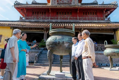 Các chuyên gia, nhà nghiên cứu tìm hiểu di sản tư liệu trên Cửu Ðỉnh trong Ðại nội Huế.