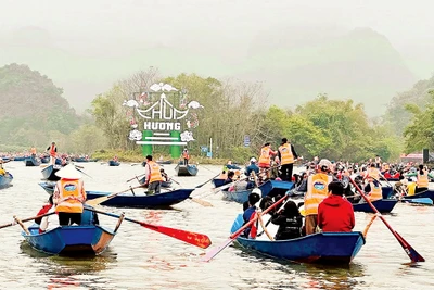 Du khách trảy hội chùa Hương xuân Giáp Thìn.