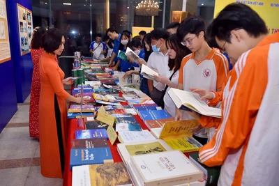 Các bạn đọc trẻ tham quan, tìm đọc những tác phẩm đoạt Giải thưởng Sách quốc gia năm 2022.