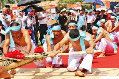 Tục kéo co Hữu Chấp tại “Không gian văn hóa, du lịch Bắc Ninh trong lòng Hà Nội” năm 2024.