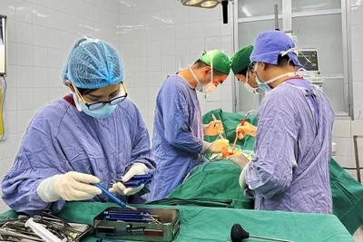 Các bác sĩ Bệnh viện Hữu nghị Việt Ðức đang thực hiện một ca mổ cấp cứu.