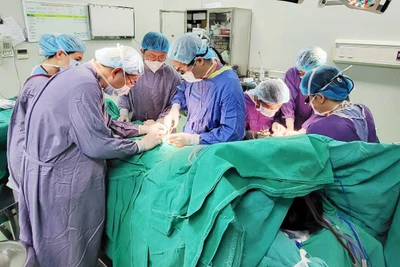 Các chuyên gia Khoa Phẫu thuật Hàm mặt-Tạo hình-Thẩm mỹ (Bệnh viện Hữu nghị Việt Ðức) thực hiện một ca mổ kỹ thuật cao. (Ảnh THÁI NGỌC)