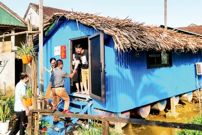 Nhà nổi ở Tân Hóa được xây dựng, cải tạo thành homestay thích ứng thời tiết. 