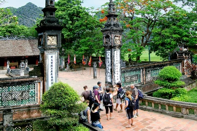 Ðền Vua Ðinh nằm trong quần thể danh thắng Tràng An - Di sản văn hóa và thiên nhiên thế giới được UNESCO ghi danh. (Ảnh TRƯỜNG HUY)