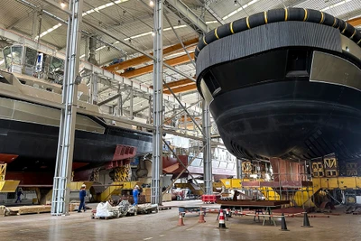 Công nhân Công ty Liên doanh Damen Sông Cấm thi công hoàn thiện sản phẩm tàu kéo-đẩy công suất lớn chạy bằng điện.