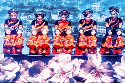 Các nghệ sĩ biểu diễn phục vụ công nhân lao động tại Khu công nghiệp Nam Cầu Kiền.