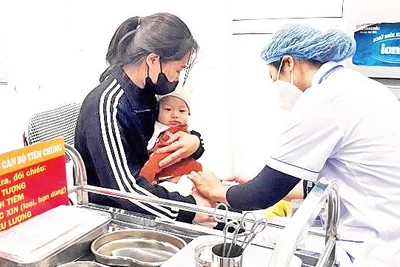 Tiêm vắc-xin phòng bệnh sởi cho trẻ tại Trạm Y tế phường Vĩnh Tuy (quận Hai Bà Trưng). (Ảnh NGUYỄN VÂN)