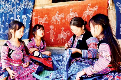 Người dân tộc H’Mông ở xã Pà Cò truyền nghề dệt thổ cẩm cho thế hệ trẻ. 