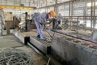 Sản xuất thép cuộn tại Công ty cổ phần Gang thép Thái Nguyên.