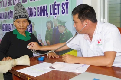 Thiếu tá, bác sĩ Nguyễn Văn Quốc Trí khám, chữa bệnh cho đồng bào dân tộc thiểu số khu vực biên giới Việt-Lào.