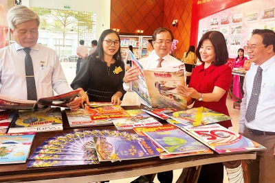 Lãnh đạo Ủy ban nhân dân tỉnh Tây Ninh và Ban Tuyên giáo Tỉnh ủy tham quan gian trưng bày báo Xuân Ất Tỵ 2025.