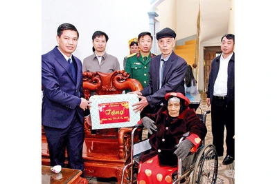 Lãnh đạo Huyện ủy Sông Lô thăm và tặng quà Mẹ Việt Nam Anh hùng Nguyễn Thị Quốc tại tổ dân phố Lạc Kiều, thị trấn Tam Sơn.