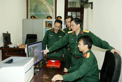 Cán bộ, nhân viên Bộ Tham mưu Tổng cục Hậu cần trao đổi kinh nghiệm trong áp dụng chuyển đổi số công tác tham mưu.