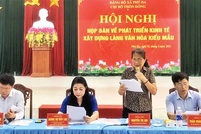 Lãnh đạo tỉnh Vĩnh Phúc dự hội nghị bàn về phát triển kinh tế, xây dựng làng văn hóa kiểu mẫu của Chi bộ thôn Ðông, xã Phú Ða, huyện Vĩnh Tường.