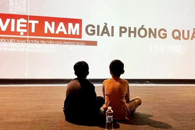 Học sinh Trường tiểu học thực hành Nguyễn Tất Thành xem phim tài liệu tại Bảo tàng Lịch sử quân sự Việt Nam.