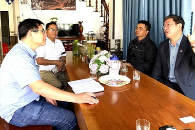 Mục sư Y Tuân Mlô, Trưởng ban đại diện Hội thánh Tin lành miền nam Việt Nam tỉnh Ðắk Lắk (ngoài cùng bên phải) lên án hành vi vi phạm pháp luật xảy ra tại huyện Cư Kuin.