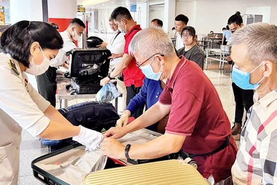 Kiểm tra người và hàng hóa tại Cảng hàng không quốc tế Nội Bài.