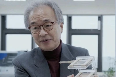 Giáo sư Takehiko Kitamori hiện là đồng Giám đốc Phòng thí nghiệm trọng điểm vật liệu tiên tiến ứng dụng trong phát triển xanh (Đại học Quốc gia Hà Nội).