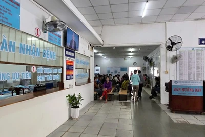 Người bệnh đến khám, chữa bệnh tại Bệnh viện Ung bướu thành phố Cần Thơ.