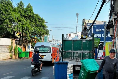 Công nhân thực hiện thu gom rác trên địa bàn thành phố Thủ Đức, Thành phố Hồ Chí Minh. (Ảnh: QUANG QUÝ)