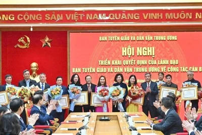 Ban Tuyên giáo và Dân vận Trung ương trao hoa, Bằng khen tặng các cán bộ nghỉ hưu trước tuổi. (Ảnh BTC)