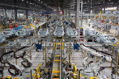 Dây chuyền sản xuất ô-tô tại nhà máy của Vinfast. (Ảnh TTXVN)