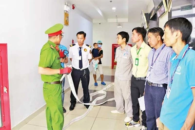 Cảnh sát Phòng cháy, chữa cháy và Cứu nạn cứu hộ Công an tỉnh Bình Dương hướng dẫn chữa cháy tại chỗ cho các đội phòng cháy, chữa cháy cơ sở ở các chung cư.