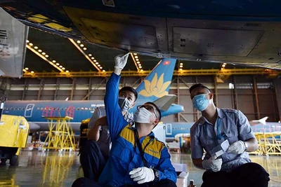 Kỹ sư Công ty TNHH Một thành viên Kỹ thuật máy bay (VAECO) kiểm tra, sửa chữa các loại máy bay, bảo đảm việc khai thác tại sân bay Nội Bài. (Ảnh THẾ ĐẠI)