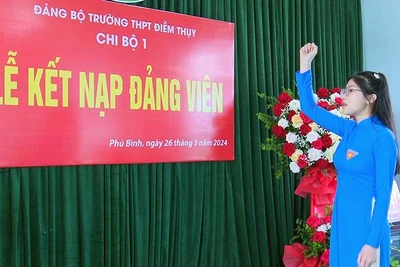 Đồng chí Ngô Thị Thanh Vân, học sinh lớp 12A1 Trường trung học phổ thông Điềm Thụy, huyện Phú Bình tuyên thệ tại lễ kết nạp Đảng.