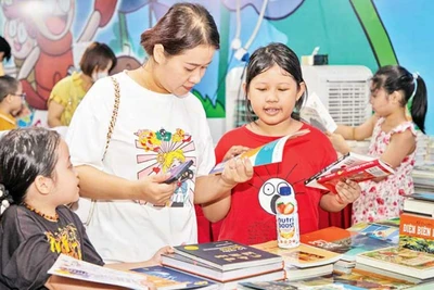 Đông đảo bạn đọc đến với Hội sách Hà Nội 2023.
