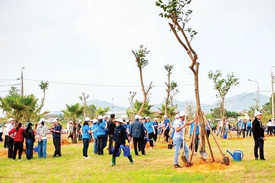 Quang cảnh lễ ra quân Tết trồng cây ở thành phố Đà Nẵng.