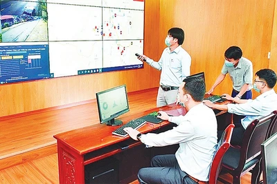 Kỹ thuật viên xử lý thông tin hình ảnh qua camera tại Trung tâm Điều hành đô thị thông minh TP Pleiku.