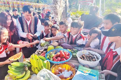 Một gian hàng của các em học sinh lớp 2A.