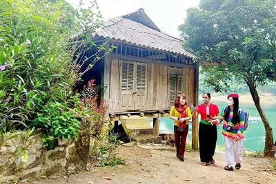 Người dân hướng dẫn du khách tham quan xóm Đá Bia (huyện Đà Bắc, tỉnh Hòa Bình). (Ảnh MAI MAI)