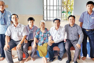 Lãnh đạo huyện Hòa Bình đến thăm, tặng quà các đồng chí đảng viên lão thành. Ảnh: HỒNG ĐÀO