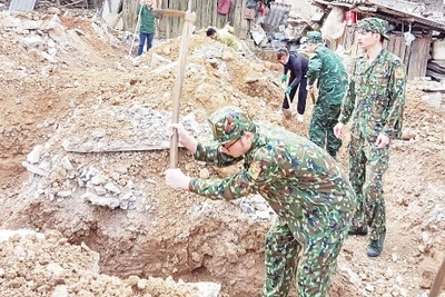 Cán bộ, chiến sĩ Đồn Biên phòng Cửa khẩu Sóc Giang giúp người dân xóm Mã Lịp, xã Trường Hà, huyện Hà Quảng (Cao Bằng) xây mới nhà ở.